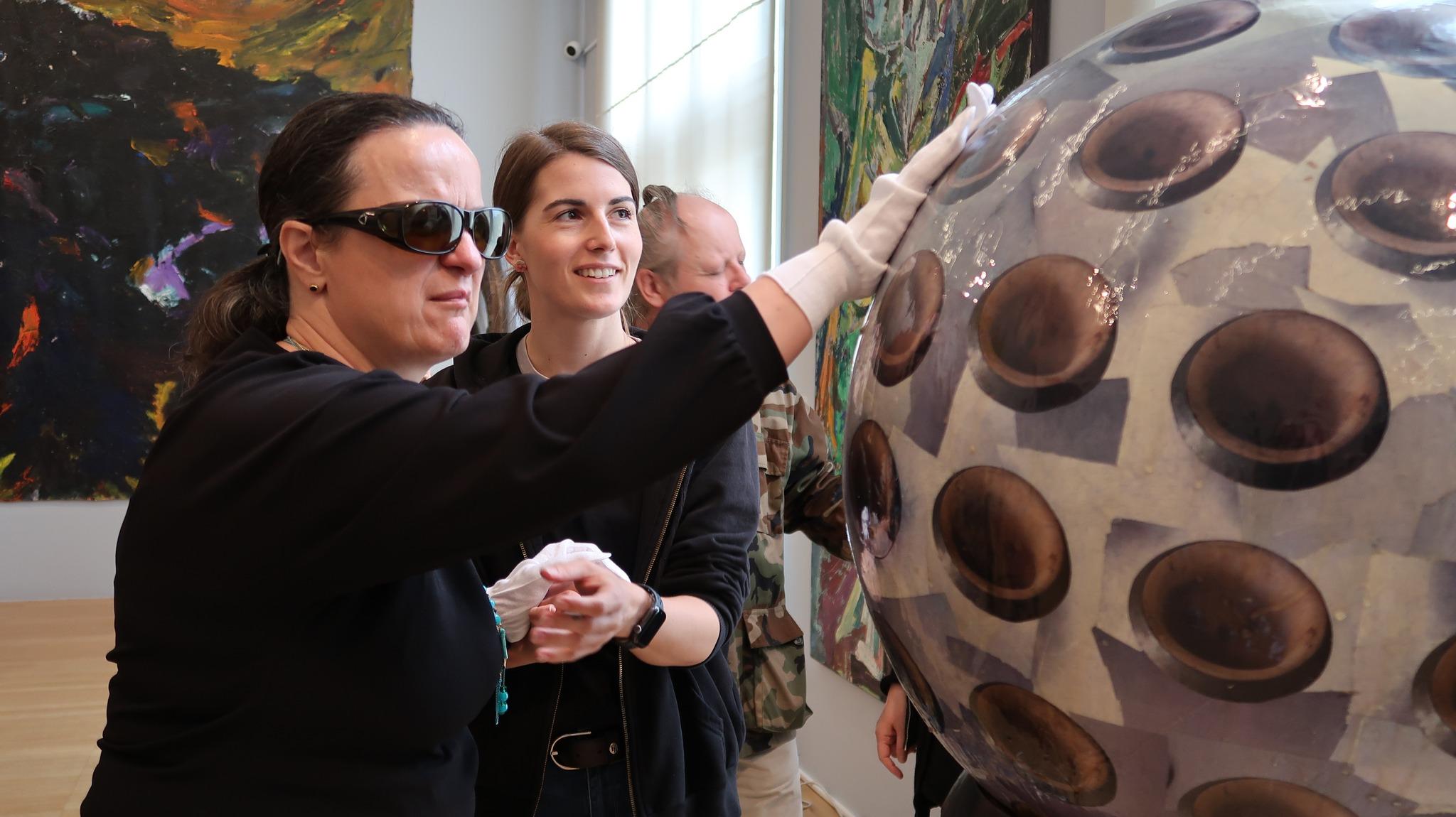 VISIT A MODERN GALLERY