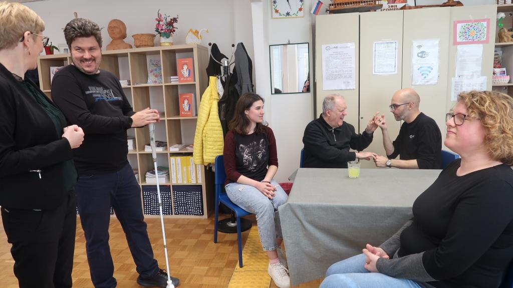 PRESENTATION OF THE ULTRASOUND CANE FOR PEOPLE WITH DEAFBLINDNESS