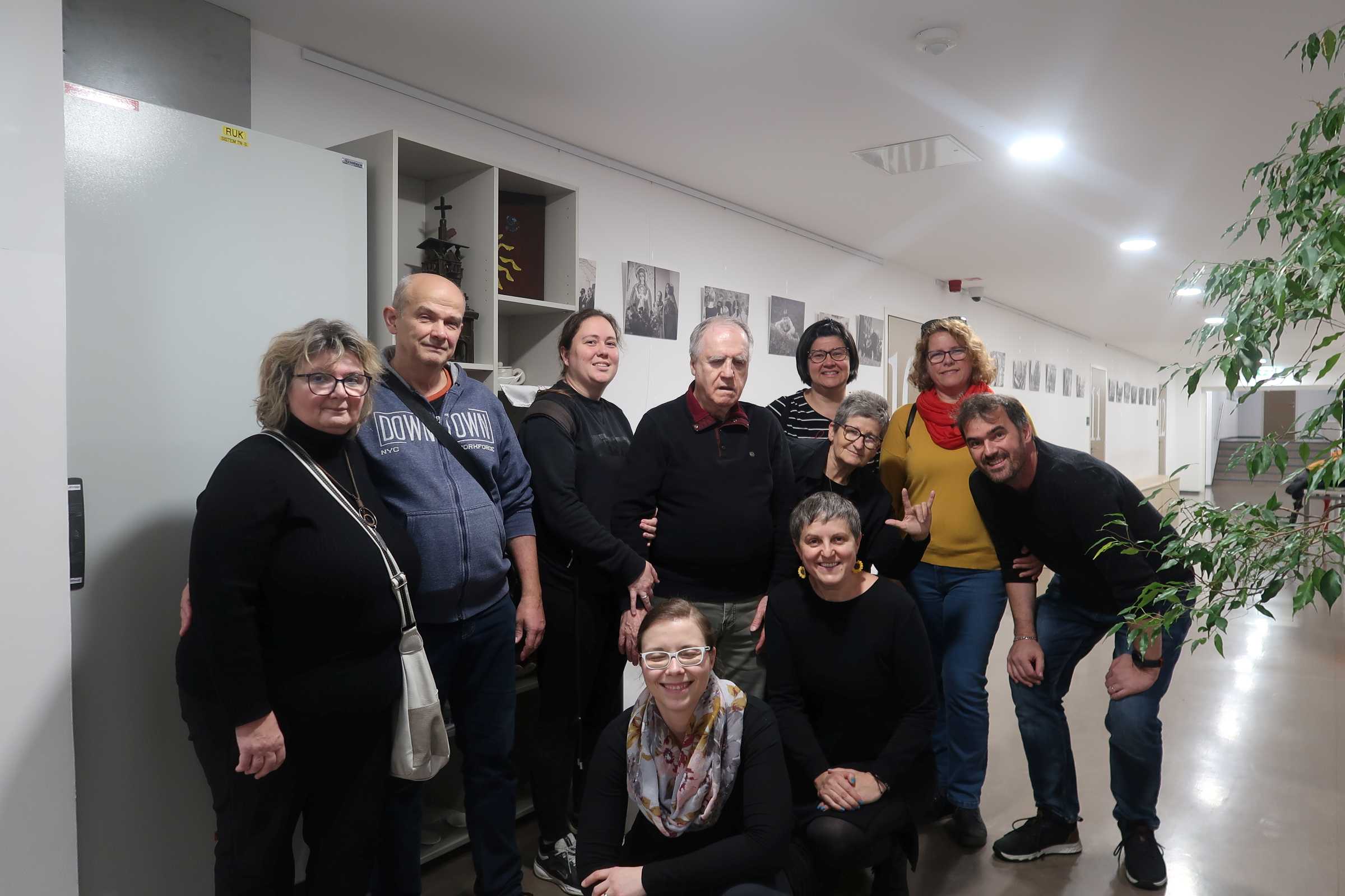 OGLED RAZSTAVE  »KO SRCE USMERJA ROKE: UMETNOST BREZ ZVOKA IN SVETLOBE« NA FAKULTETI ZA SOCIALNO DELO